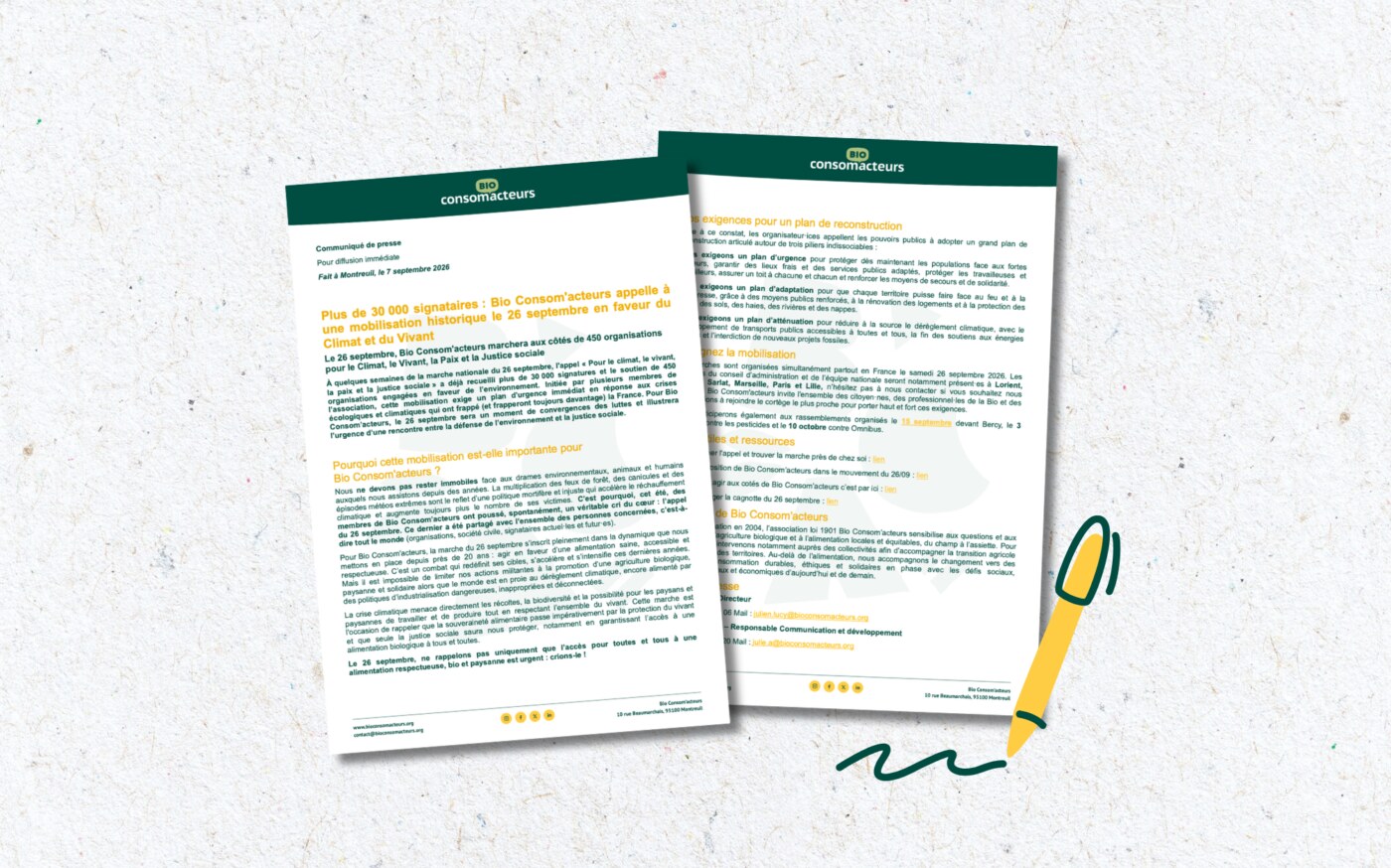 Visuel du communiqué de Bio Consom'acteurs : les deux pages du communiqué de presse posées l'une sur l'autre sur un fond crème, sous le logo vert et jaune de l'association, avec un stylo dessiné qui signe.