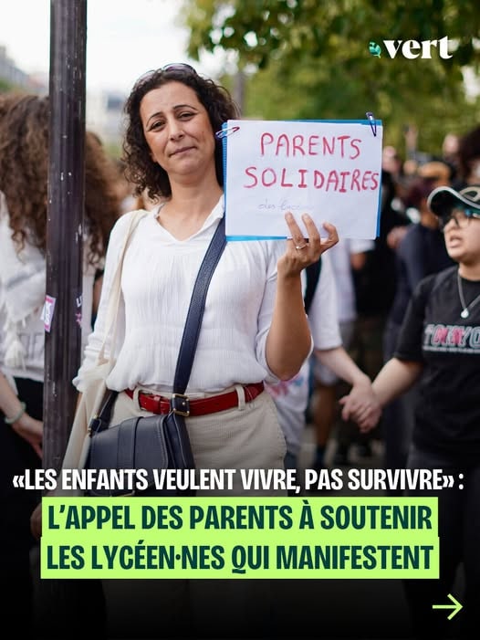 Visuel de Vert : une mère tient une pancarte « Parents solidaires » ; « Les enfants veulent vivre, pas survivre » : l’appel des parents à soutenir les lycéen·nes qui manifestent.